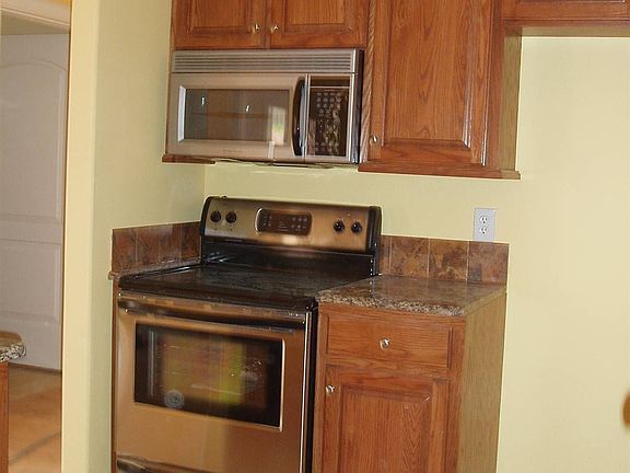 3rd image of 937 Argyle Ct