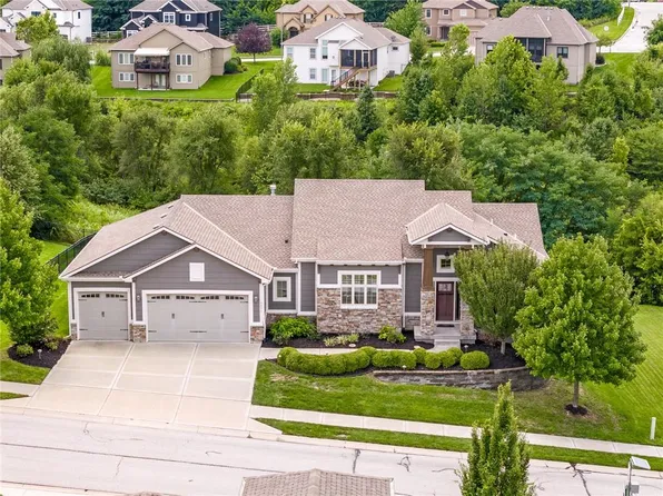 5891 S National Dr, Parkville, MO 64152