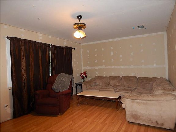 5th image of 127 Evangeline Dr