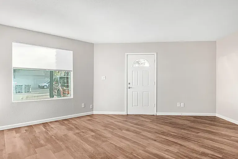 1146 E 2nd St #B — Photo 1