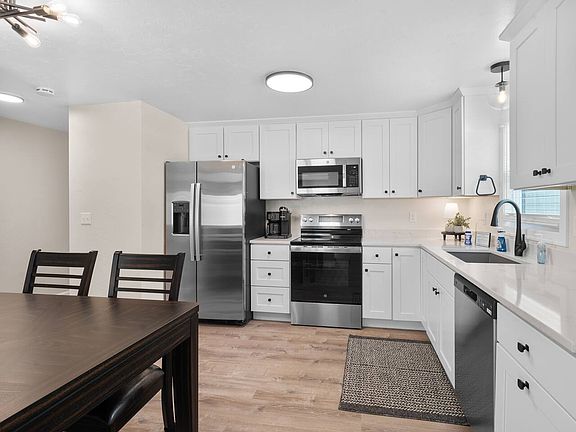 2nd image of 2596 Parkwood Dr #2598