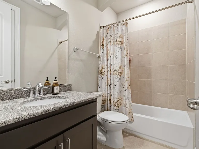 7452 Reverchon Dr — Photo 26