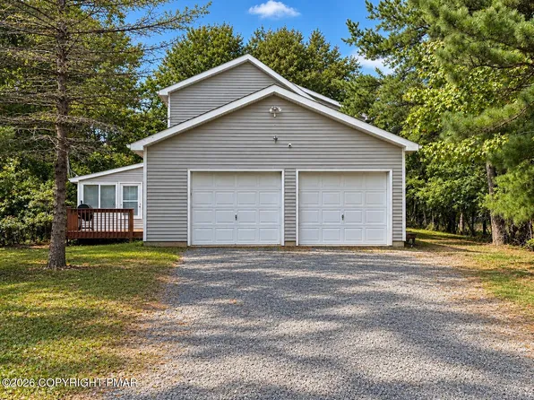 106 Gap View Dr, Long Pond, PA 18334