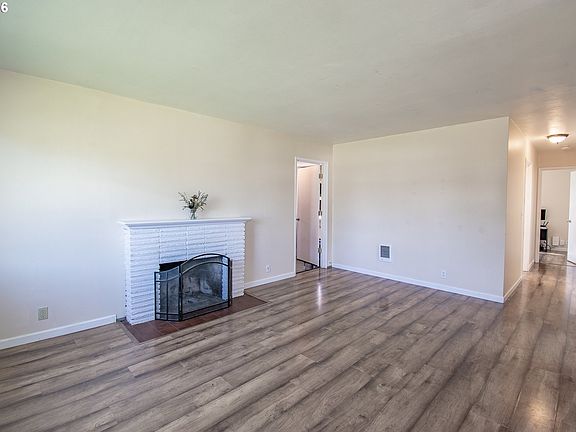 5th image of 1267 Pleasant St