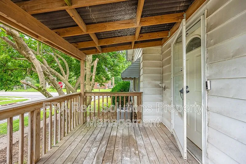 3 bed, 1.0 bath, 999 sqft, $1,600 — Photo 4