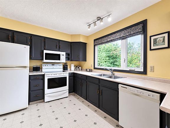 4th image of 3135 E 60th St NE