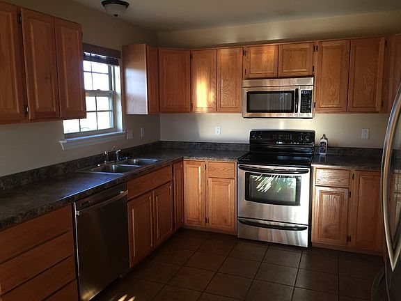 Kitchen : Beautiful oak cabinets and stainless steel appliances