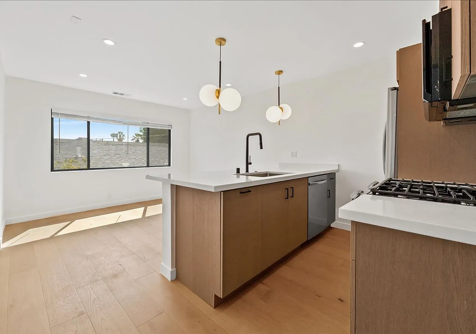 Beautiful One Bedroom Apartment In The Heart of West Hollywood! — Photo 1