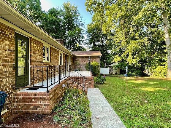 3rd image of 10 Woodcrest Dr