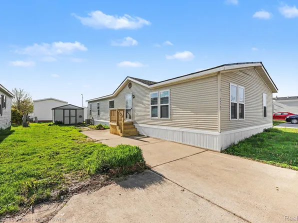 59587 Susan Ln E, New Haven, MI 48048