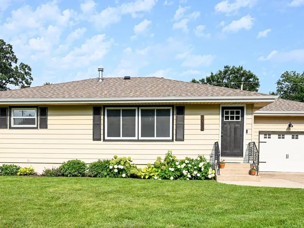 1035 New St, Manchester, IA 52057