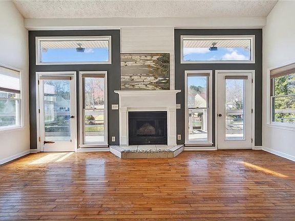 5th image of 10083 Lakeview Pkwy