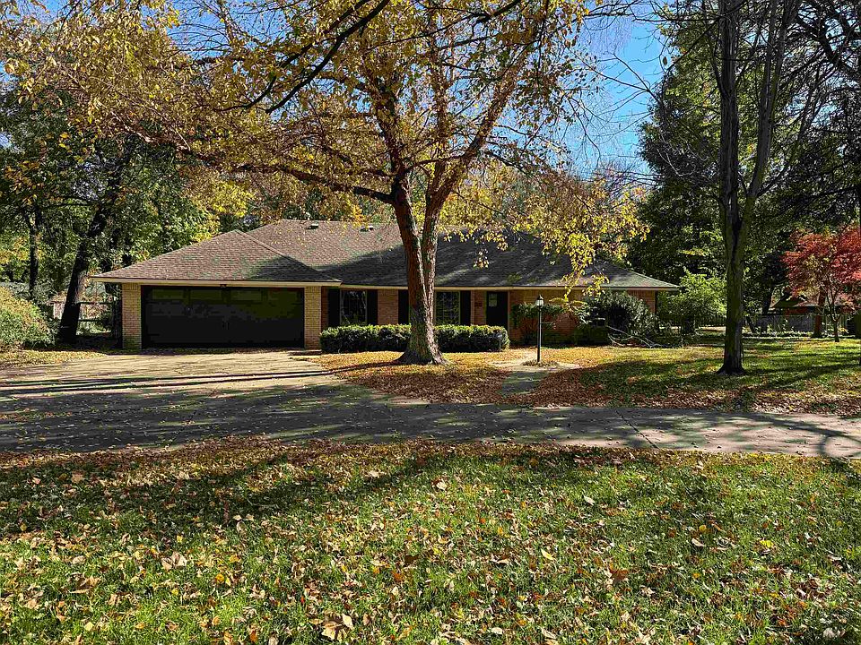 1st image of 33 Woodlands Dr