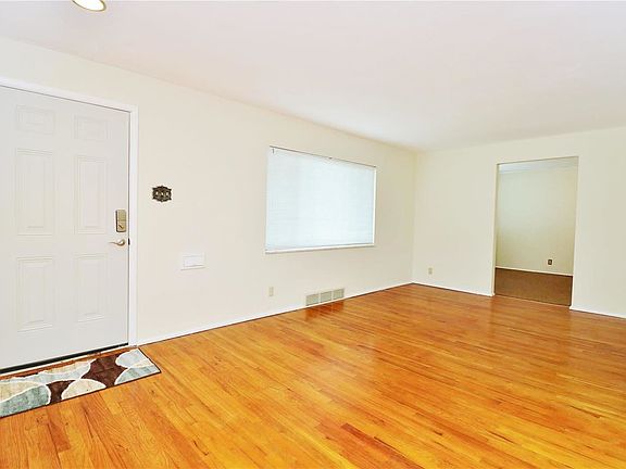 3rd image of 9801 Barlow Ln