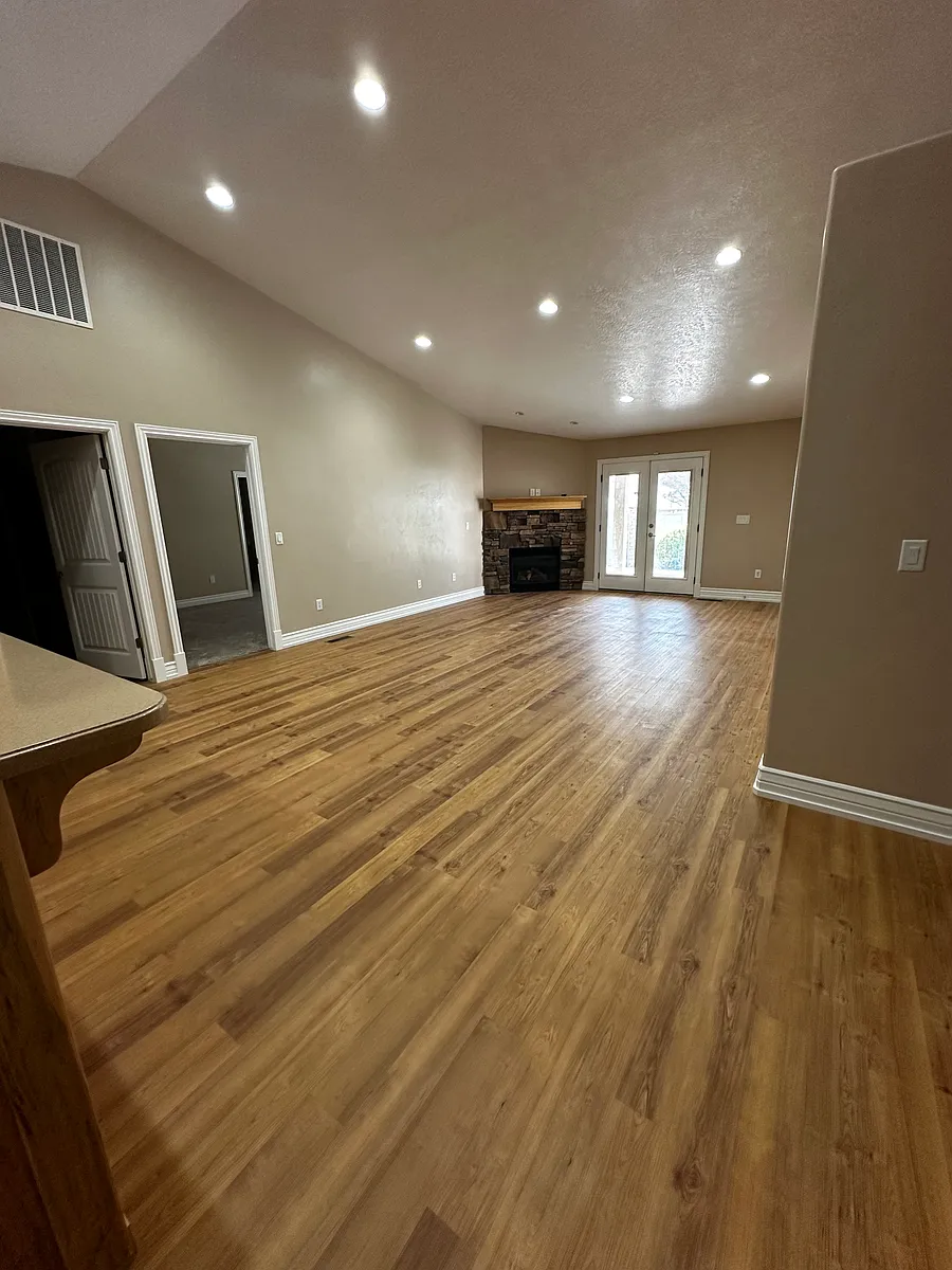 Building Photo - 653 W 170 N