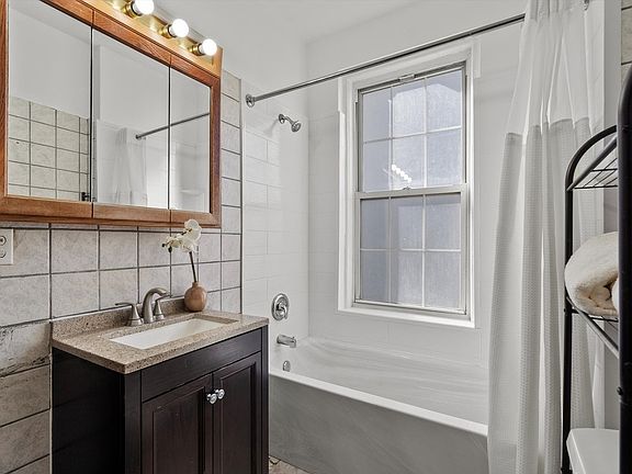 3rd image of 940 W Glenlake Ave #14C