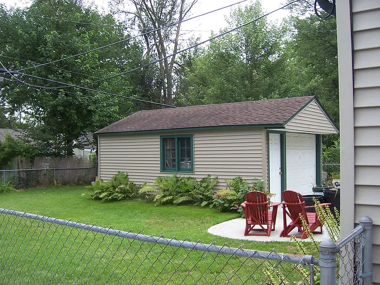 578 Kensington Ave — Photo 3