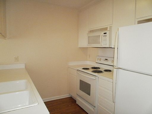 3rd image of 4756 Honeysuckle Ln