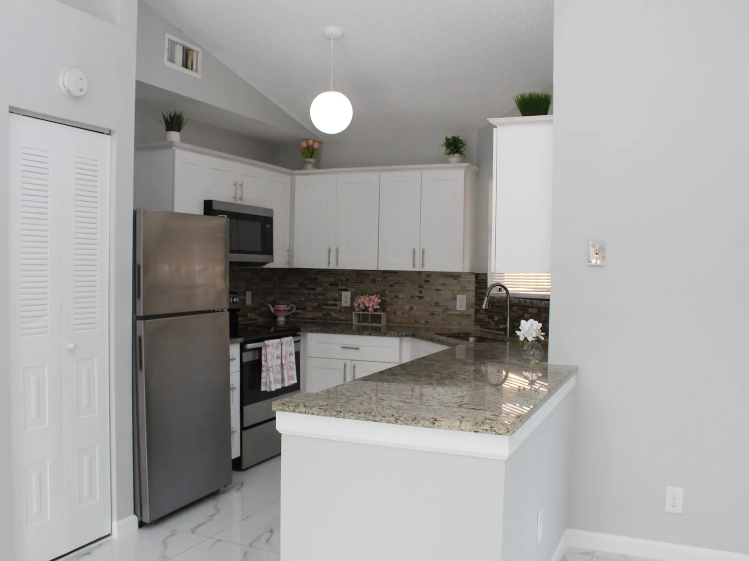 2 bed, 1005 sqft, $1,795 — Photo 3