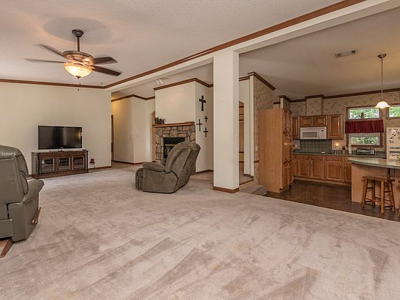 5th image of 1037 Vivian St
