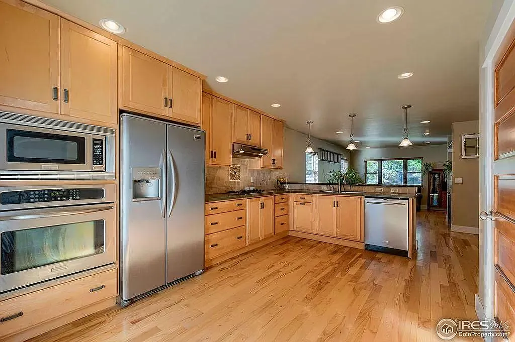 3 bed, 2390 sqft, $3,490 — Photo 4
