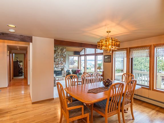 5th image of 19205 Soundview Dr NW