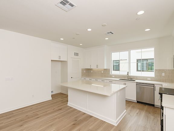 4th image of 2564 Delphinium Ln