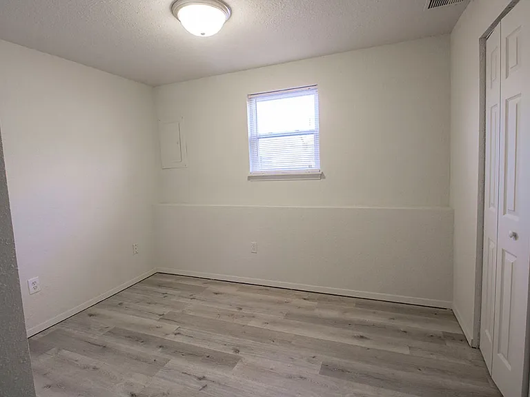1005 W Ash St — Photo 31