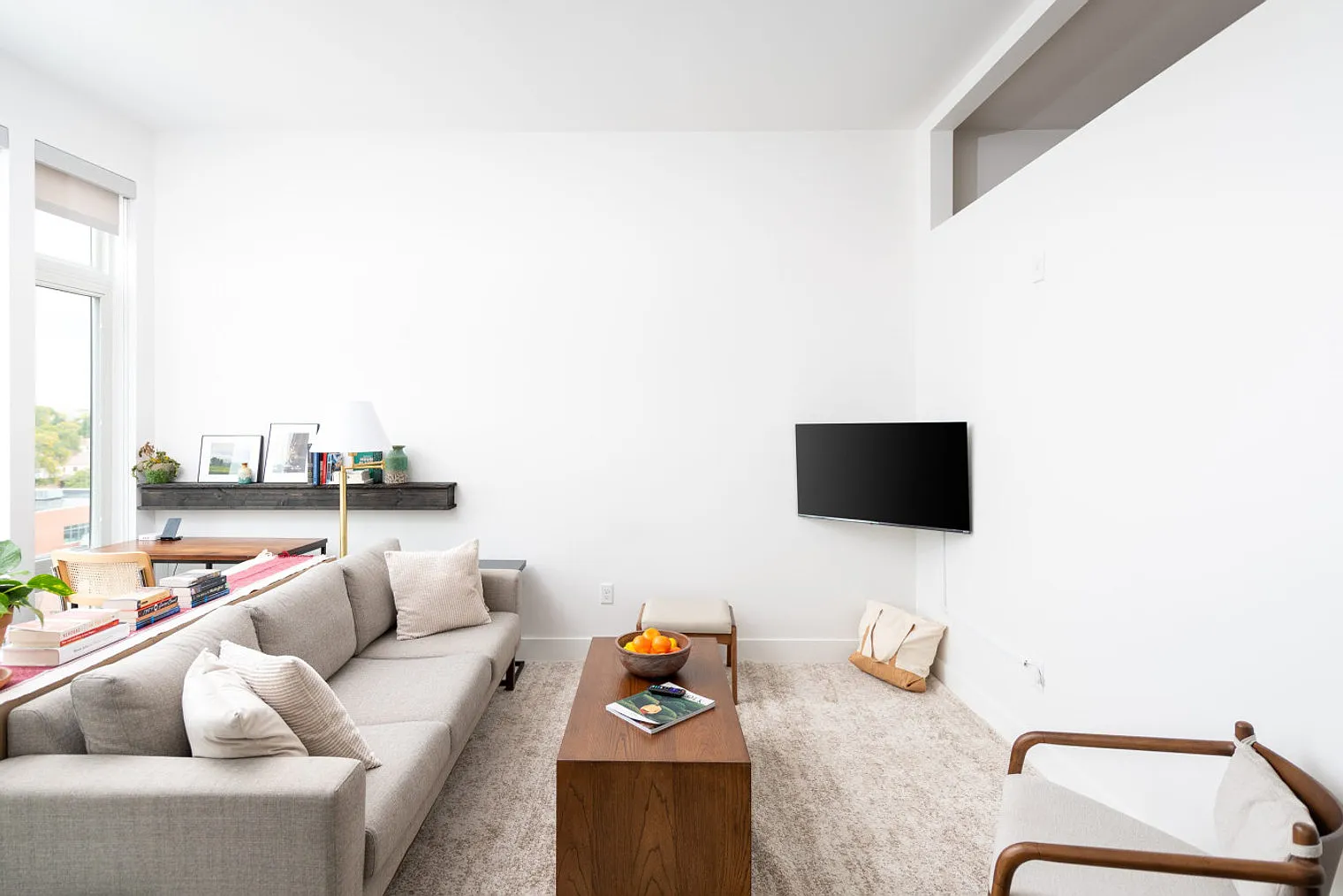 1 bed, 1.0 bath, 688 sqft, $2,279 — Photo 2