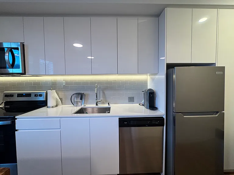 987 Queen St #2011 — Photo 5