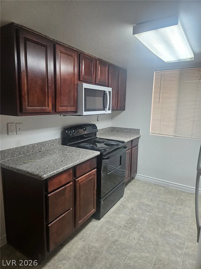 1 bed, 1.0 bath, 700 sqft, $1,200 — Photo 3