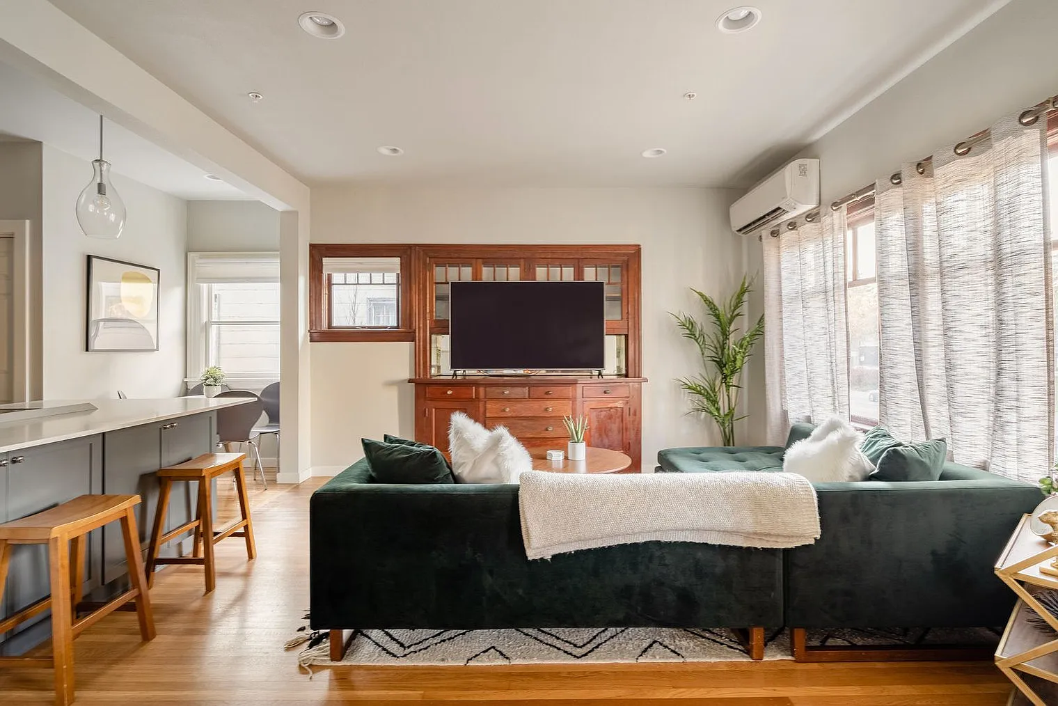 3 bed, 2.0 bath, 2174 sqft, $3,995 — Photo 3