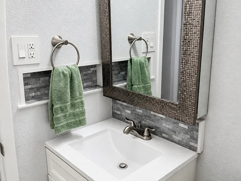 230 N Holly Ave — Photo 6