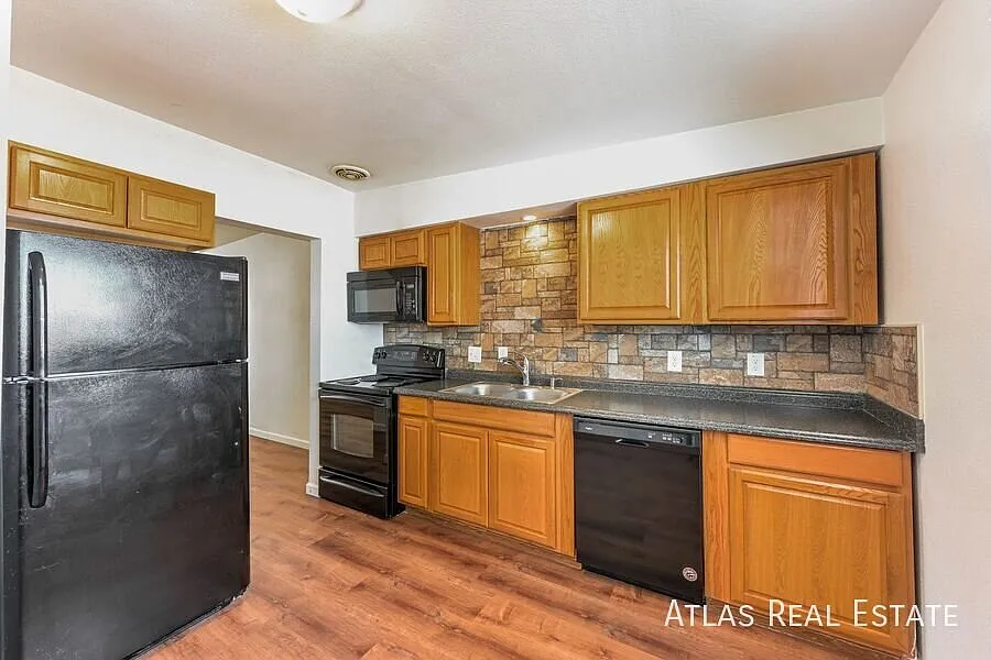 New Low Price Second Level 2 Bedroom- Walking Distance To Downtown Littleton-Washer/Dryer In-Unit!! — Photo 4