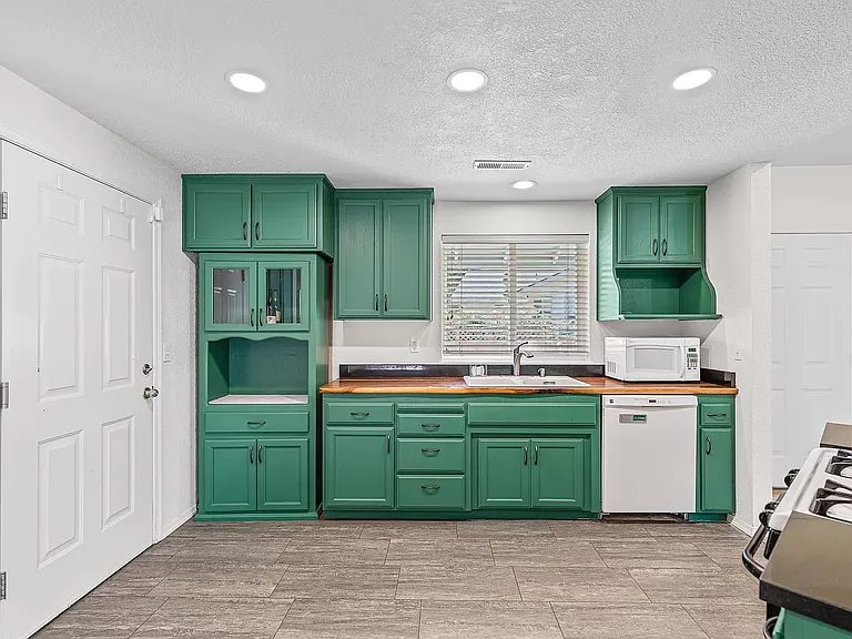 110 NW Sinclair Dr — Photo 3