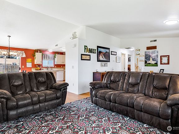 3rd image of 440 E Othello Street
