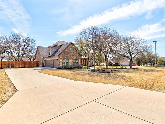 3rd image of 201 Deer Creek Dr