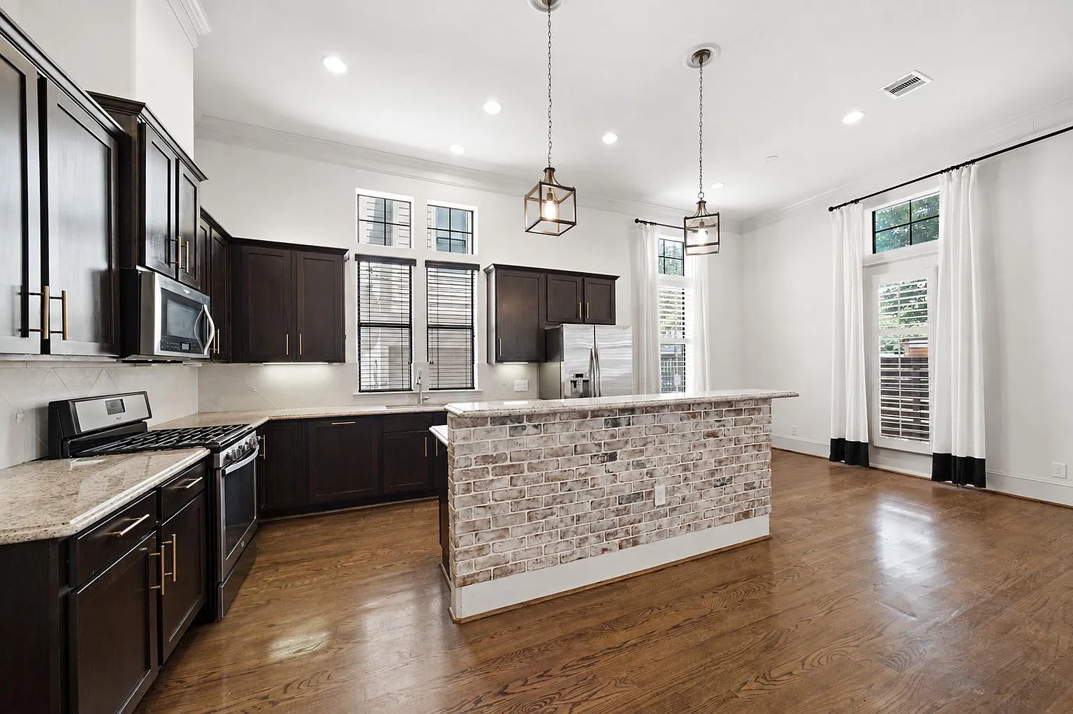 4 bed, 3.5 bath, 2656 sqft, $3,999 — Photo 4