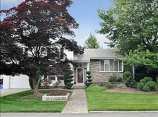 2 John F Kennedy Cir, North Providence, RI 02904