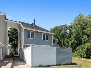 62 Meadow Pond Dr APT D, Leominster, MA 01453