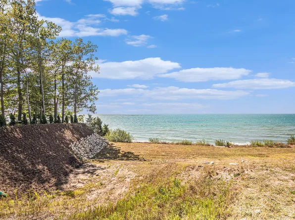 2572 Lakeshore Dr, Fennville, MI 49408