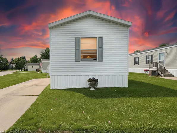 138 Applewood Ln, Columbus, MI 48063