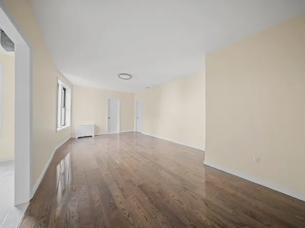 1372 Shakespeare Avenue image 5 of 12