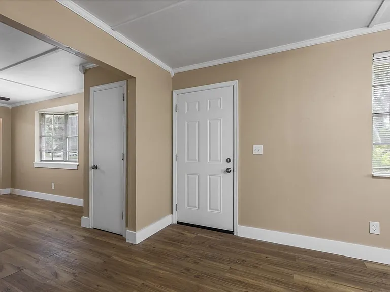 2352 Yorkshire Dr — Photo 9