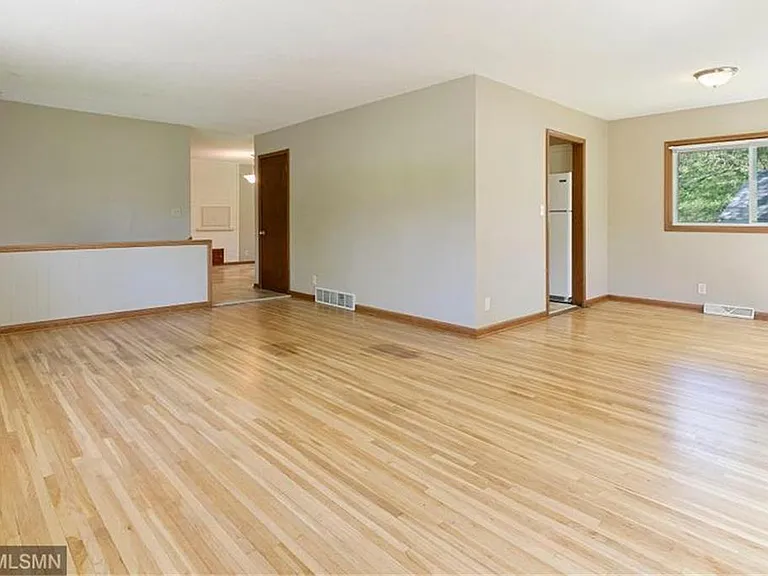 16020 Temple Dr — Photo 2