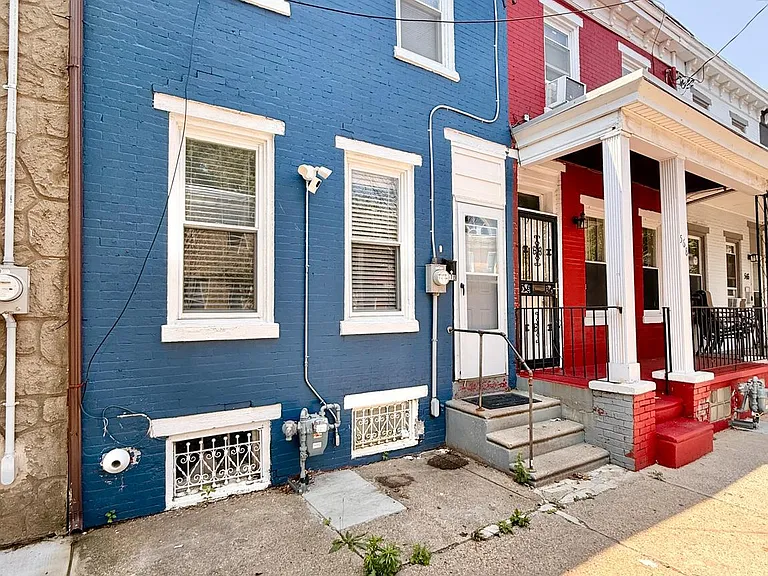 570 Line St — Photo 2