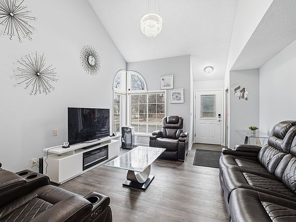 5th image of 13218 Aberdeen St NE