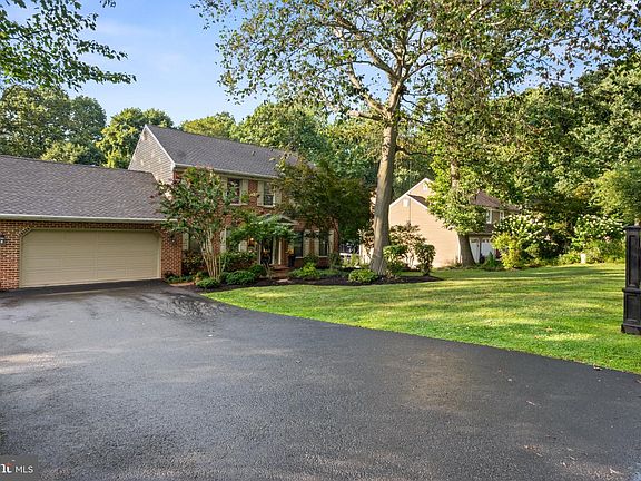4th image of 10 Shady Hollow Ln