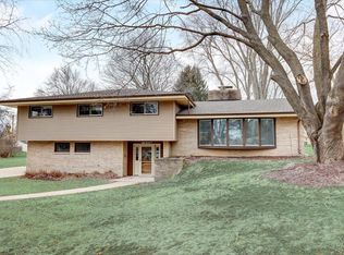 N69W13777 Manor Hills Ct, Menomonee Falls, WI 53051