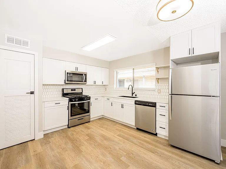535 N Hobart Blvd — Photo 11